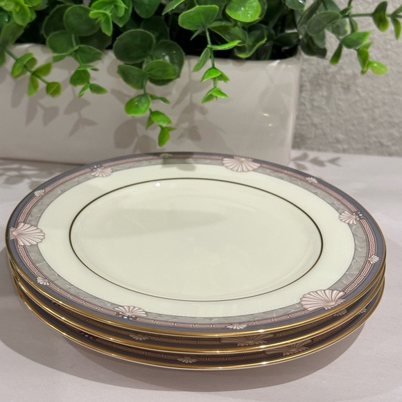 Noritake Dinner Plates 10.5" Stanford Court Seashell Gold Trimmed 9748- Set of 4 - Picture 2 of 4